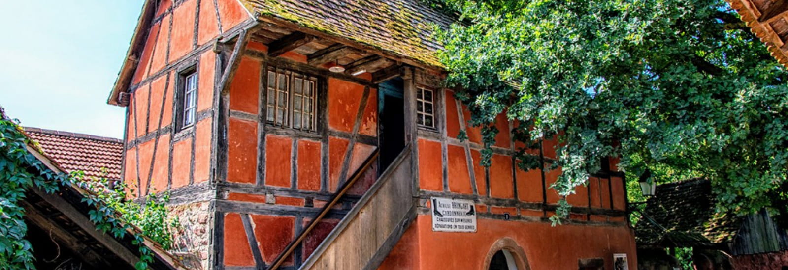 Une maison orange avec une architecture typiquement alsacienne